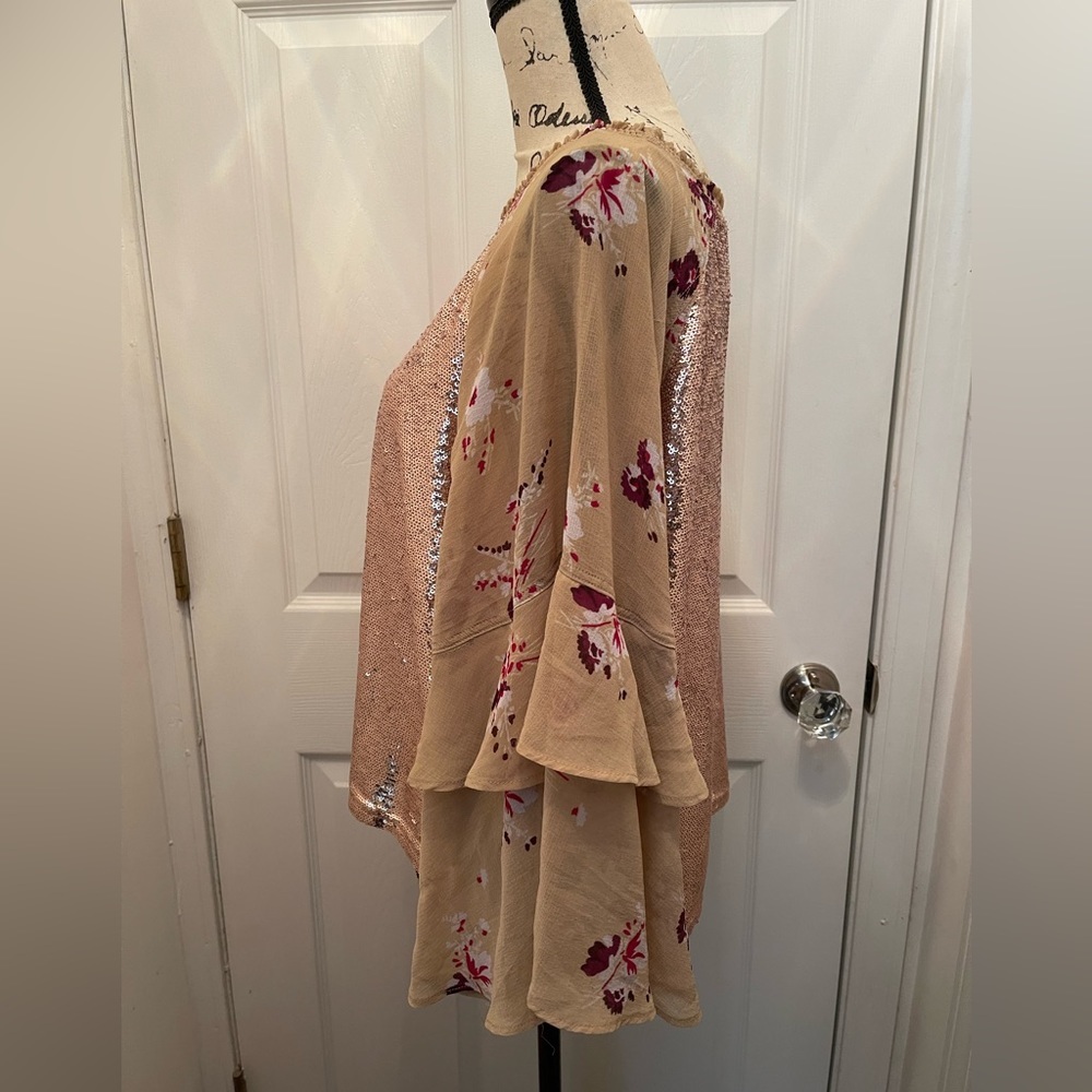 NWT FREE PEOPLE RARE Embellished Sequin Floral Ruffled Sleeve Top SZ: L - Picture 3 of 7